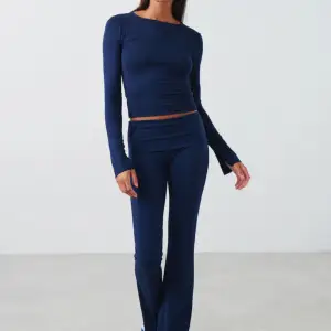 Säljer mina marinblåa yoga pants från Gina tricot. De är väldigt sköna och aldrig använda. Köparen står för frakt🫶🫶
