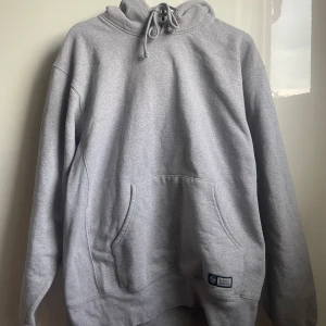 Russel Athletic hoodie - Grå hoodie i otroligt bra skick och kvalitet, passar L perfekt och är bara använd fåtal gånger. Helt lungt o skriva om du har fler frågor eller något. 