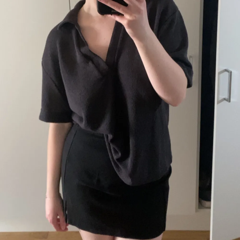 Stickad tshirt från H&M, aldrig använd. Ej samma som första bilden men lik. T-paidat.