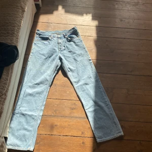 Dr denim jeans - Schyssta ljusblå jeans. 32x32. Nästintill helt oanvända