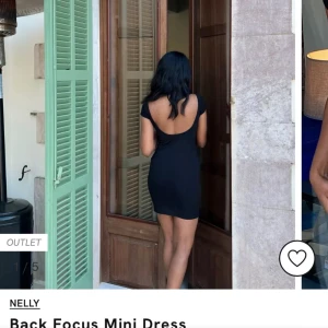 Svart miniklänning - Svart miniklänning med öppen rygg från Nelly. Använd ca 2-3 gånger förra sommaren. Slutsåld på hemsidan