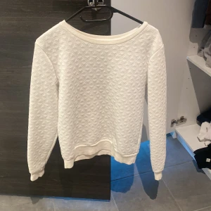 Vit tjocktröja  - Fått av min syster för längensen och använt 1 gång . Skorv om ni är intresserade:))