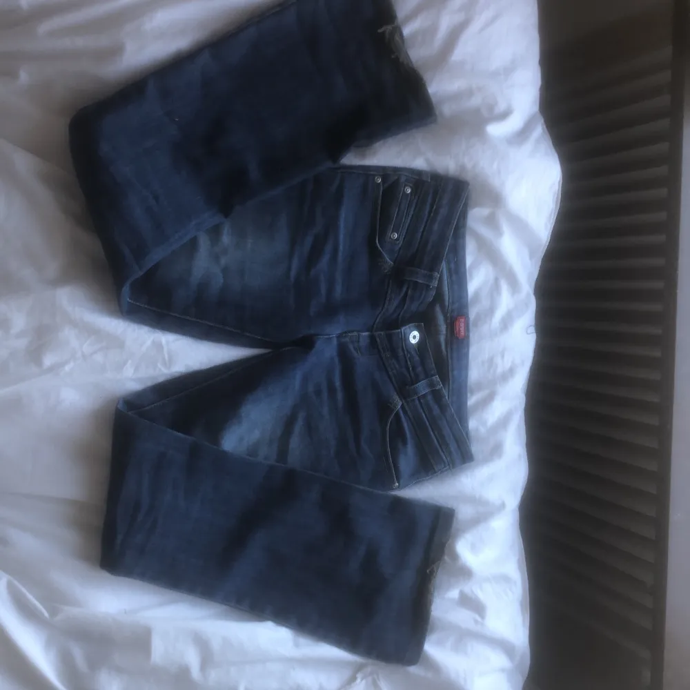 Skitsnygga vintage jeans från Esprit. De är lite ljusare i verkligheten än på bilden. Det står storlek 29 och de passar mig som har str XS-S men de är väldigt stretchiga så de kan kanske passa M också💗. Jeans & Byxor.