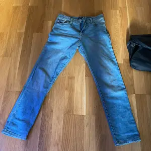 Det är ett par helt oanvända Ralph lauren jeans i storlek 14/164 ny pris 1100kr. Säljer de för de var förstora. Är generös med priset