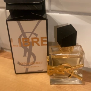 Ysl libre  - Hej! Säljer min ysl libre parfym köpt i Mallorca i augusti💕 har bara använt några gånger, köpt för för 1000 