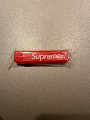 Supreme Tandborste - Supreme tandborste i DS skick från fw 17. Riktigt coolt samlarobjekt!