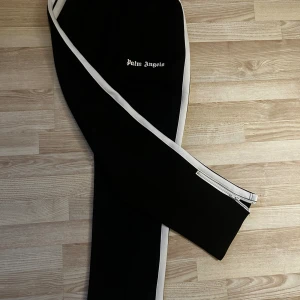 Palm angels byxor - Ett par Palm angels byxor köpta från Plick han påstod att de var äkta han hade kvitto o de finns QR kod skicket är topp!😁