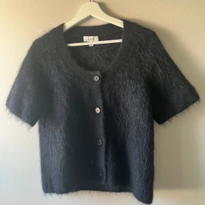 Stickad tröja  - Säljer denna jätte populära tröja från cos då den tyvärr inte kommer till användning💕