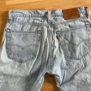 Lågmidjade jeans från Levis i storlek W31 L32. Fint skick. Skriv till mig innan ni köper 🌸