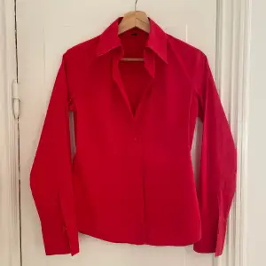 Smultronröd skjorta från Esprit i storlek 36. Som ny! Fin i passformen ❤️