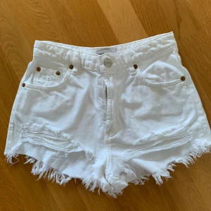 Vita jeans shorts  - Dessa är aldrig använda, är ifrån zara 💝