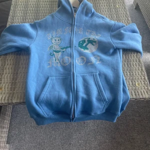 Aim for the moon - Full zip hoodie storlek xl men passar mer som L  Säljer då den ej används samt är för stor för mig  Skick 8/10