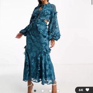 Blå volangklänning med öppen rygg  - Perfekt för bal, sommarfest eller bröllop. Ej använd, ordinarie pris 700kr