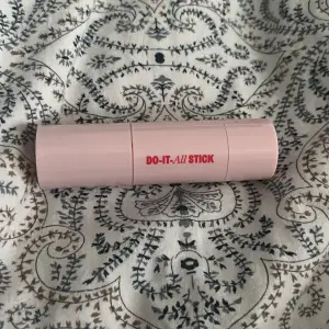 Säljer detta blush sticket som endast är testat, men de inte riktigt min färg❤️‍🔥 Påminner om hickaps blush stick, sticket är från hm egna märke❤️‍🔥