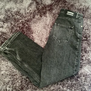 Drdenim jeans - Tjenare! Säljer dessa feta jeans billigt. Nypris 800kr Men kan tänka mig att gå ner i pris sick 9/10. Storlek 26/28