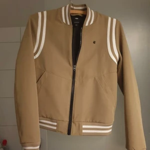 G-Star vår/sommar jacka storlek xs/s - Blev snabbt för liten för mig så han aldrig komma till använding. Storlek xs men passar s också.  Köpt på g-star butiken i Stockholm för ca 1600:- men tänkte mig 400 för den🌸 Priset kan diskuteras vid snabb affär.