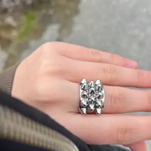Edblad peak ring silver i storlek 17,50. Den har inga defekter❤️