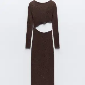 Säljer denna helt nya och oanvända maxi klänningen från Zara som är helt slutsåld online. (Lånade bilder) 
