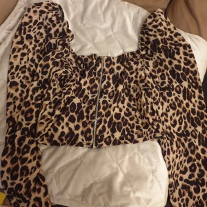Snygg leopard blus från boohoo - Passar M och ev s. Kortare blus i leopardmönster. Skönt o svalt tyg perfekt till sommaren. Dragkedja i ryggen. Jag har aldrig använt den så den är helt ny. 🌸