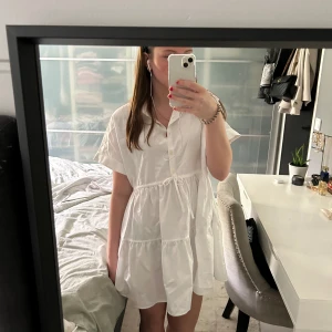Vit skjortklänning - Vit skjortklänning från Zara i storlek S. Säljer pågrund av att jag aldrig använt den. Nypris=359, mitt pris=200. Aldrig använd och prislapp sitter fortfarande på, därav priset.
