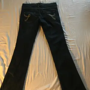 Skit coola Jeans från h&m som tyvärr är för stora för mig. Skriv för mer bilder eller frågor!❤️ 