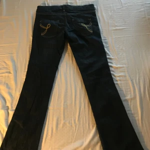 Lågmidjade jeans - Skit coola Jeans från h&m som tyvärr är för stora för mig. Skriv för mer bilder eller frågor!❤️ 