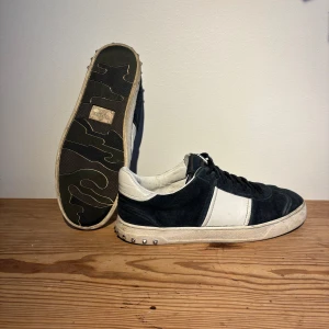 Valentino Flycrews - Säljer mörkblå valentino flycrews i bra skick. Storleken är 40 men passar 40-41. Tre nitar borta. Endast skorna ingår! Pris går att diskutera. 