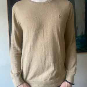 Ralph lauren tröja - Tja säljer nu denna feta Ralph lauren tröja som kommer vara perfekt mot sommarn. Storlek S men passar M. Skriv vid frågor/funderingar! 