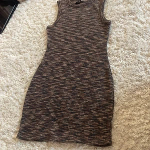 Kort sommar klänning  - Kort tight brun klänning använda några gånger men super bra skick