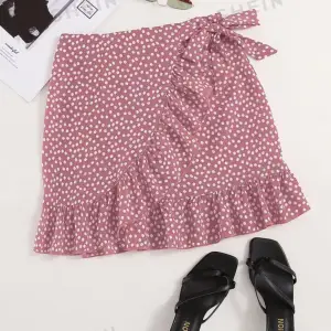 Säljer nu denna super gulliga rosa kjol då den inte kommit till användning. Kjolen är i nytt skick och använd 1 gång!  Storlek S 
