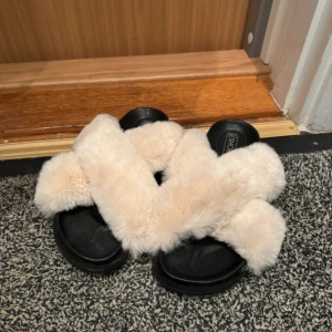 Fluffiga tofflor  - Fluffiga tofflor från Nelly.com, i stl 38. Använda men mycket fint skick!! 