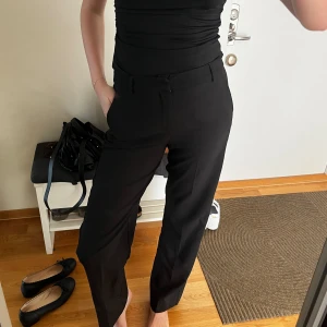 Kostymbyxor - Långa raka kostymbyxor från Gina Tricot. Strl 38. Passar på mig som är 180 lång💗