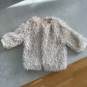 Päls jacka - Säljer denna söta pälsjacka som är trekvärtsärmad. Så snygg och så fin. Jättefin!! Kan avändas under sommarkvällar, vår och vinter. Som ny!