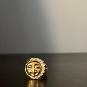Maria Nilsdotter Ring Man in the Moon - Gulguld plätterad mycket gott skick. Med månstenar. 