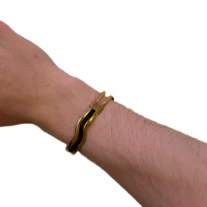 Vintage armband med detaljer  - Vintage armband med detaljer. Köp antingen enskild eller som paket med andra varor till billigare pris. Köpare står för frakt :).