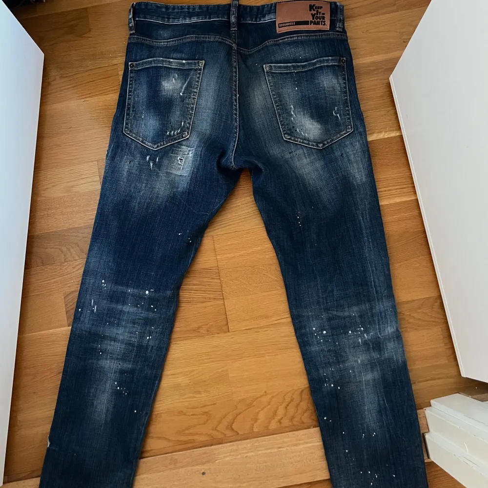 Säljer mina Dsquared2 jeans då jag inte använder dem längre. Dem är äkta och köpa på Johnells, kvitto finns och kan visas vid intresse. Nypris: 6699kr   Strl 48, väldigt bra passform. Fler bilder kan skickas vid intresse dem är i väldigt bra skick.. Jeans & Byxor.