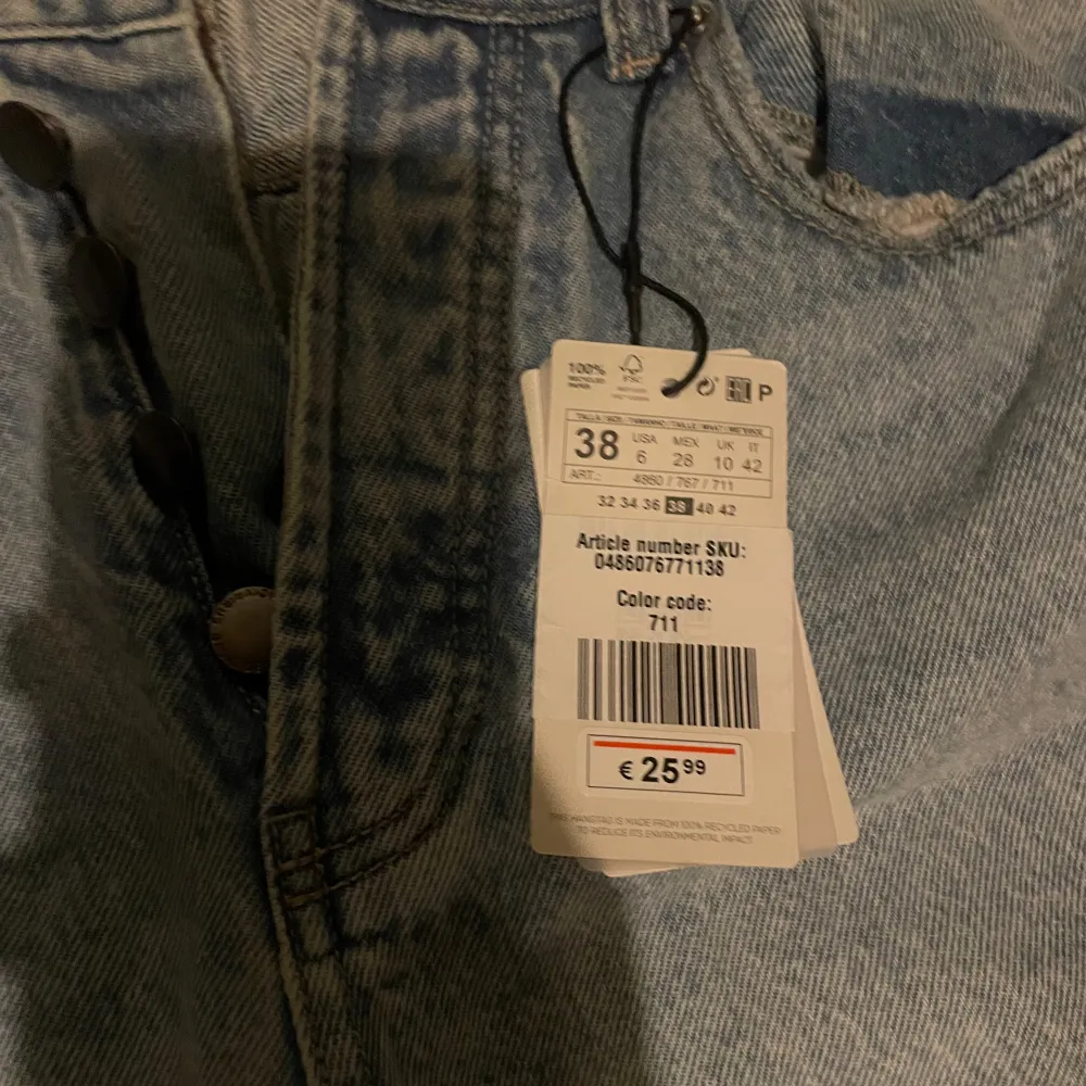 Jättesnygga jeans som är perfekta nu till sommaren! Helt oanvända och lappen sitter även kvar. I storlek 38. Säljer för 200+ frakt. Pris kan diskuteras.. Jeans & Byxor.
