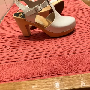 Swedish hasbeens stl 37 - Vita, supersnygga och nästan nya träskor som höjer vilken outfit som helst.. 