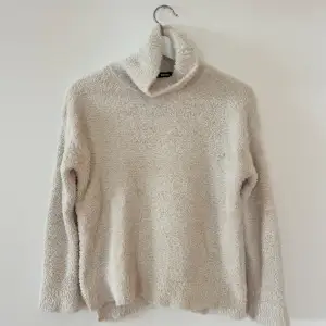 Mysig och lurvig sweater med polokrage från BikBok 🤍 