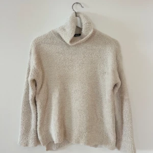 Sweater med polokrage - Mysig och lurvig sweater med polokrage från BikBok 🤍 