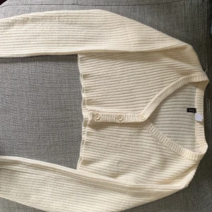 Ljus beige kofta - Säljer på grund av att den inte passar. Är i bra skick och inte så sliten eller urtvättad. Den har dock en lien tråd som sticker ut på den högra axeln( syns på bilderna )