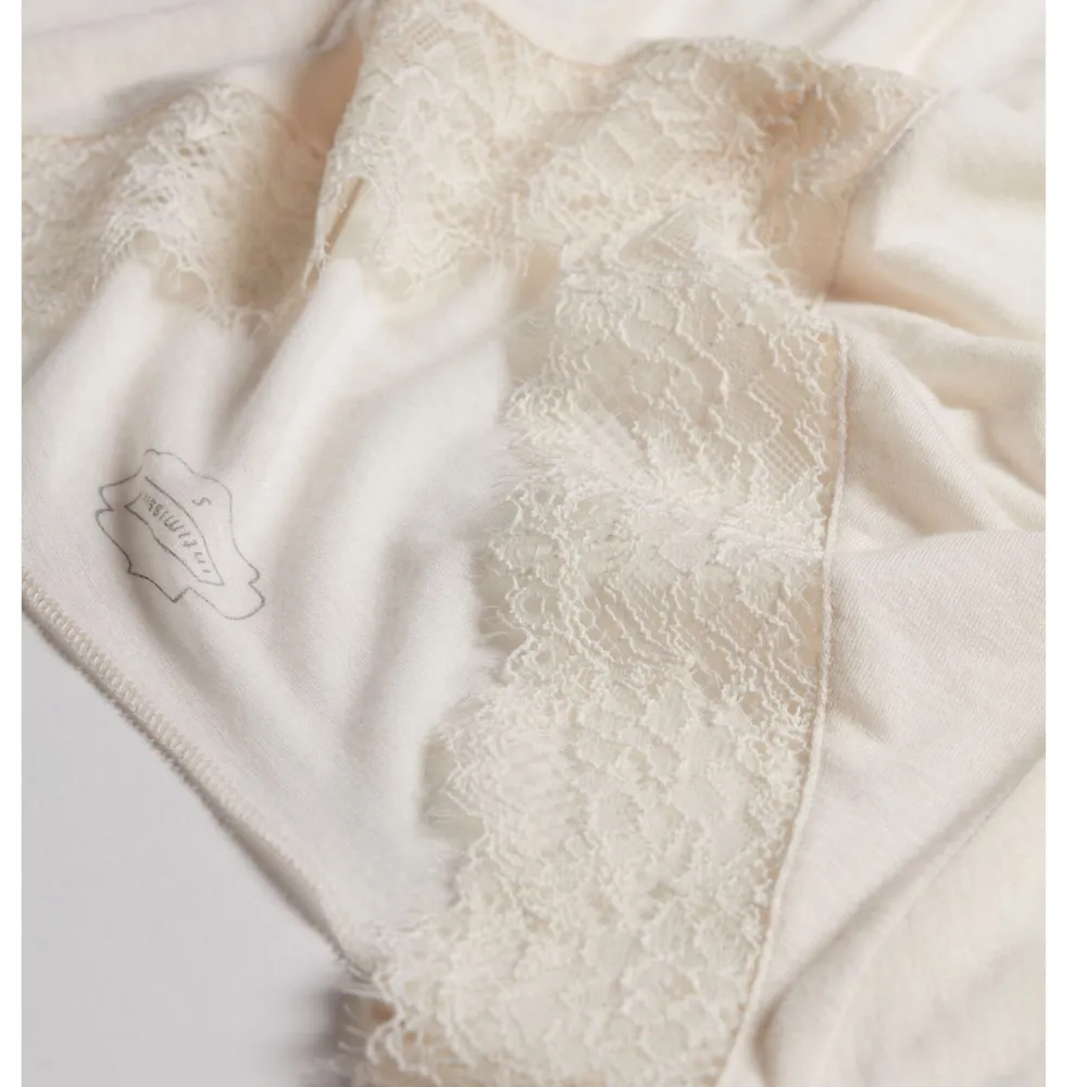 Säljer denna vita trendiga Intimissimi tröjan i storlek S. Tröjan är i jättefint skick och är använd en gång, skriv för frågor eller fler bilder🙌(nypris är 450kr). Blusar.