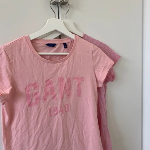 2 Gant tröjor  - Säljer i par för 99kr eller enskilda för 50kr, den ljusrosa är aldrig använd & den lite mörkare är använd ett fåtal gånger🩷