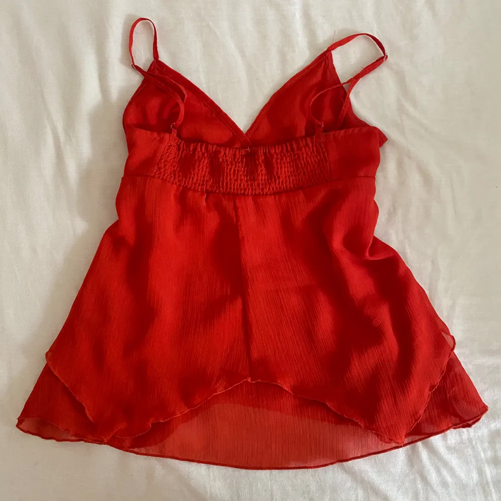 så fin röd topp som passar perfekt med linnebyxor/kjol/shorts etc❤️❤️materialet är tunnt men inte genomskinligt, kommer va så snyggt till sommaren☀️☀️🐆🐆. Toppar.