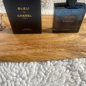 Bleu the Chanel - Denna parfym köpte jag nyligen men säljer den för att jag kommer inte att använda den. Den är en märkesparfym som ligger på 1962kr och jag säljer den för 1500kr och den är oanvänd men det är först till kvarn som gäller och endast seriösa köpare. Mvh
