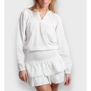 Meet me there kjol - Vit mini kjol från Meet me there, köpt förra året men knappt använd så nyskick!💗Nypris är runt 500