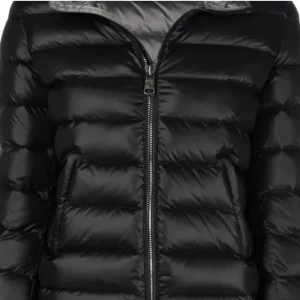 COLMAR JACKA😍 - Jätte snygg colmar jacka som jag köpt på plick för 3000 kr och kostar  Runt 4-5 tusen i nypris, säljer för 2000! Jätte bra skick och rekommenderar starkt 💗💗💗den är mörkt grå/svart. Har s i jackor men sitter perfekt!