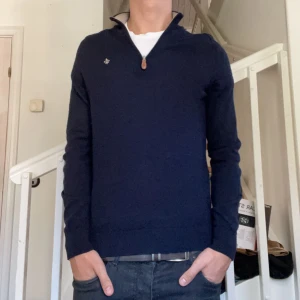 Morris Merino Half Zip - Säljer nu en riktigt snygg och trendig Halfzip från märket Morris. Den är i 100% Merino Ull och skicket är 9.5/10. Storlek M, men sitter som S. Skriv vid intresse eller frågor✅ Nypris runt 1800kr