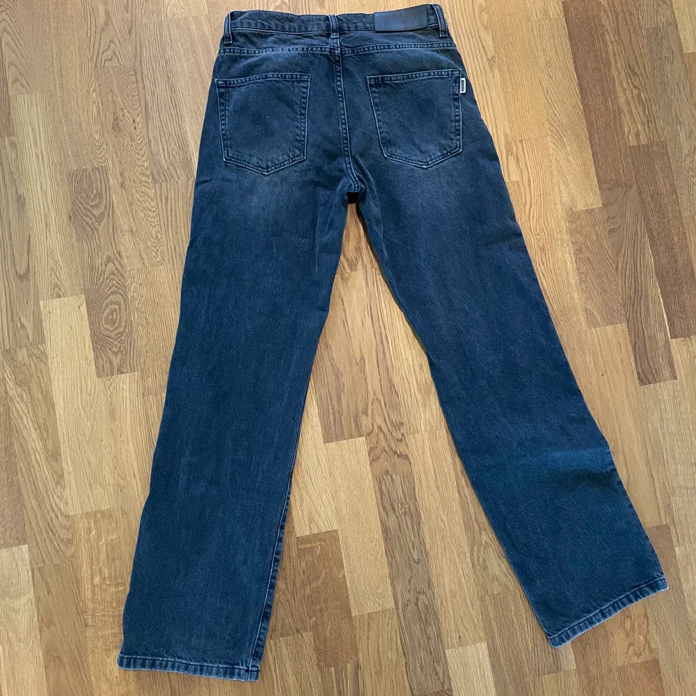 Säljer mina jeans då de är för små. Mycket bra kvalitet då de endast är tvättade ett par gånger. Inga defekter eller andra skador.  Style-WBwik Crow Jeans, färg-black vintage Nypris: 1200kr Mitt pris 499. Jeans & Byxor.