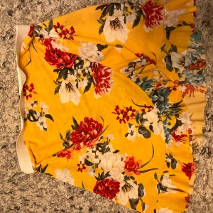 Volangkjol  - Unik volangkjol i gult.